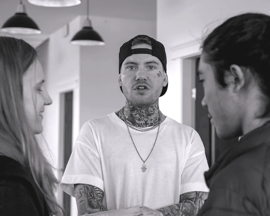 Discuție între client și tatuator înainte de ședință