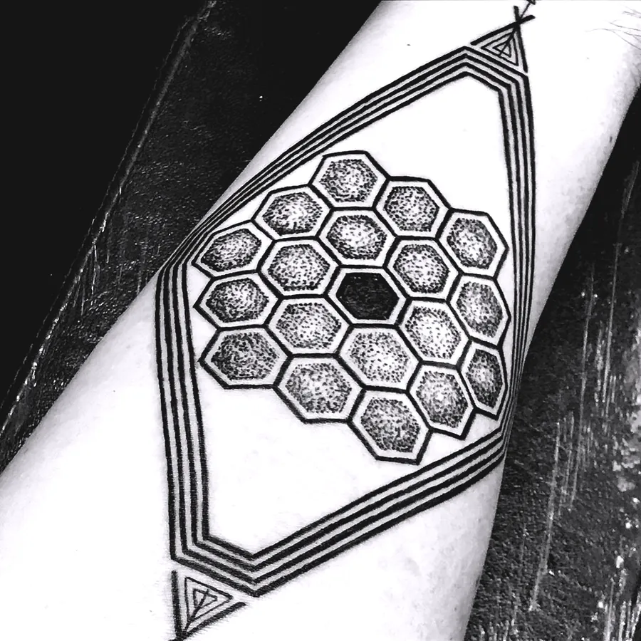 Tatuaj geometric cu linii fine pe antebraț